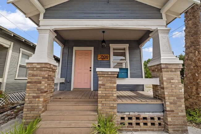 Photo - "Charming 2-Bedroom Bungalow in Tampa's Vibrant Heart – Cozy 796 Sq Ft Retreat!"