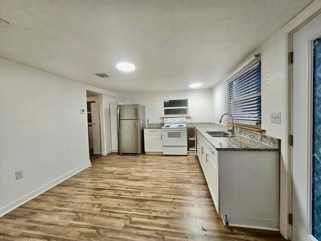 Photo - 3901 Lakewood Rd