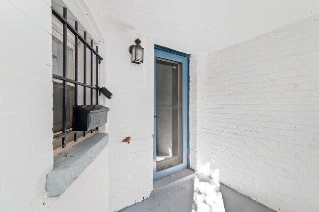 Apartment entrance - 2604 Mozart Pl NW Unit 2
