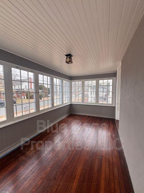 Photo - 210 W Dupont St