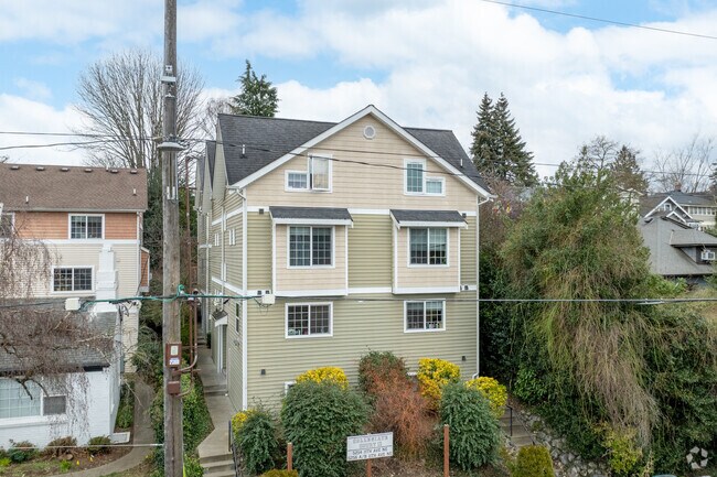 Photo - Collegiate Court Apartments