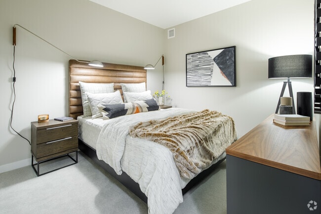 2HAB, 2BA - "O IN, 1049 ft²