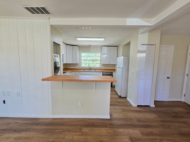Photo - Charming 3 Bed / 2 Bath Annual Rental in S...