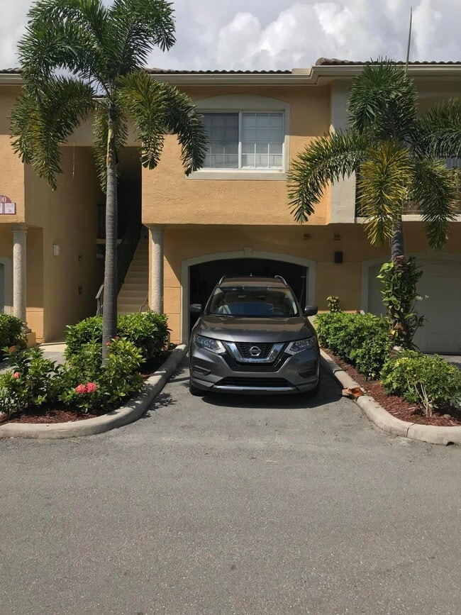 Building Photo - 700 Crestwood Ct S Unit 708