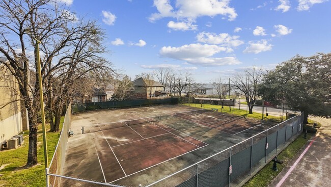 Building Photo - 4444 Victory Dr Unit 1108