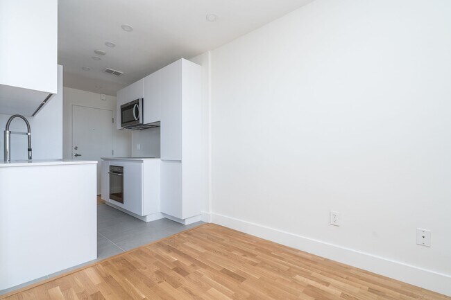 Photo - 365 Eglinton Ave E Unit 704