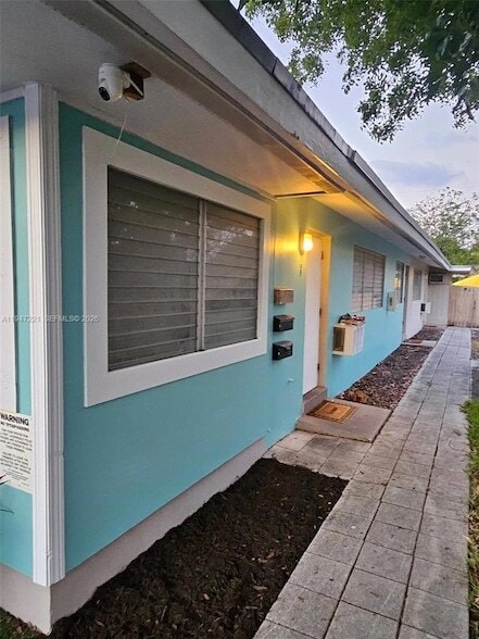 Building Photo - 1026 NE 9th Ave Unit 2