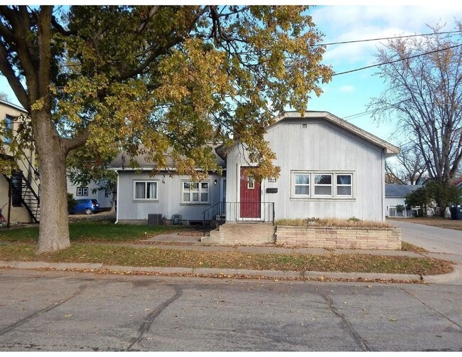 Building Photo - 3BR home in the heart of Northside La Crosse!