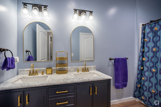 1BR, 1BA - 700SF - Bathroom