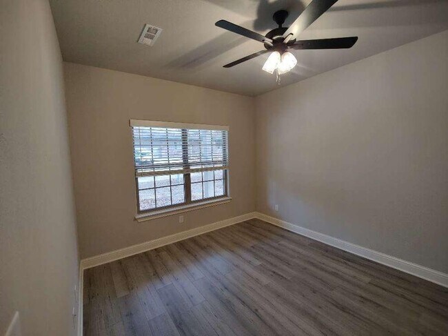 Photo - 19 Ventnor Cir