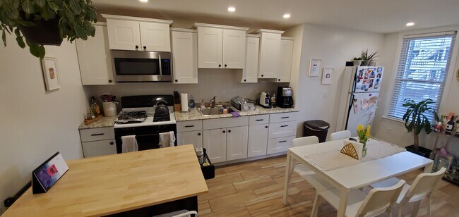 Building Photo - 223 Maverick St Unit 1 Rental