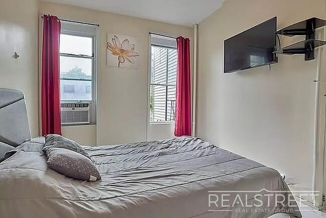 Photo - Gates Avenue Unit 1R