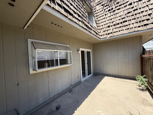 Building Photo - Beautifully Updated Interior – New Flooring, Countertops & Fresh Paint Throughout