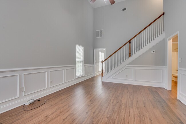 Photo - 2037 Dundee Way