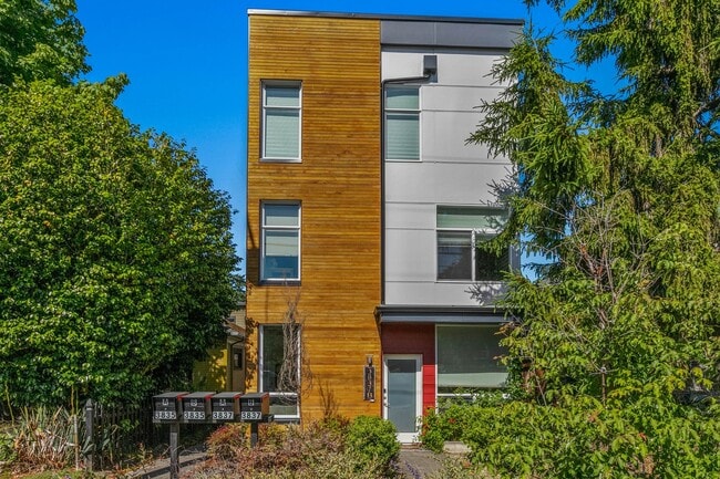 Building Photo - 3bd/1.75ba Seattle Townhome