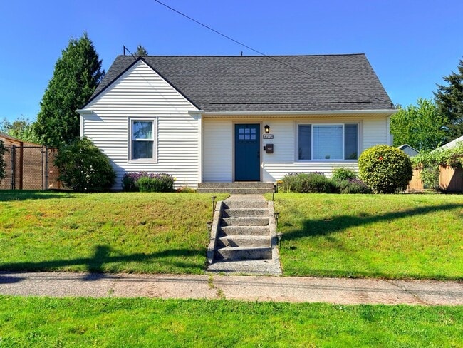 Building Photo - Beautiful 4BD | 2BA with Garage and Large Backyard