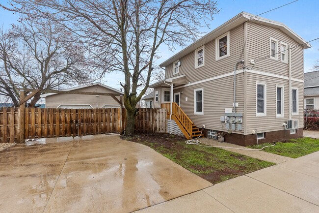 1836 Lakeshore Dr