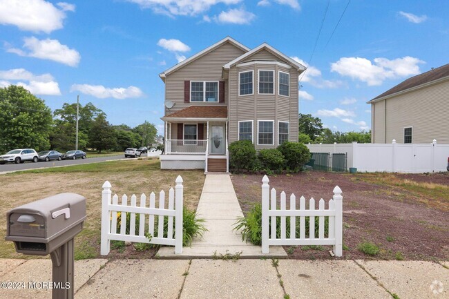 Building Photo - 301 S Green St Rental