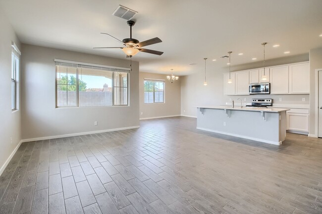 Photo - 905 S Canal Dr