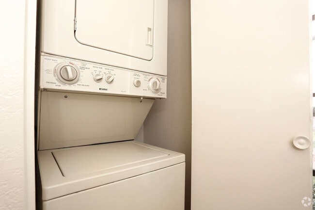 1BR, 1BA - Kisa 700 SF