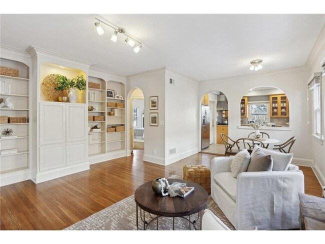 Photo - 1770 James Ave S