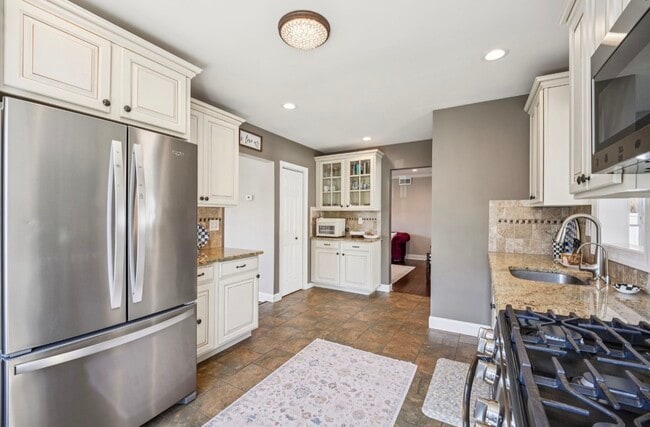 Photo - 525 Ramapo Ave