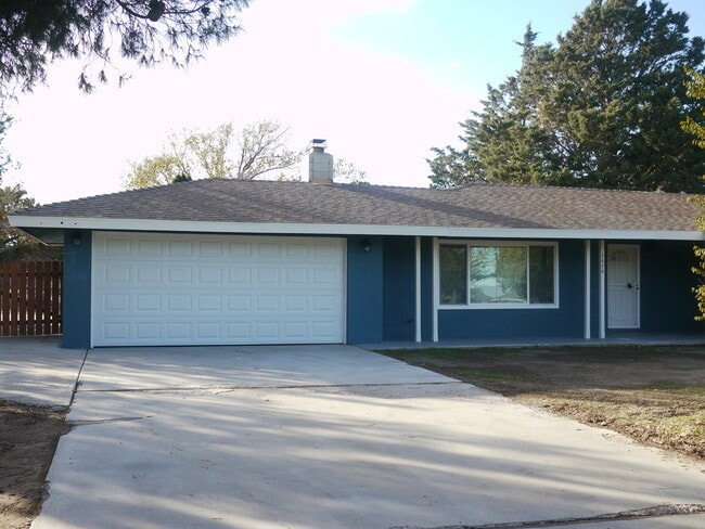 Building Photo - Charming 2-Bed, 1.5-Bath Home with 2-Car Garage in Hesperia, CA!