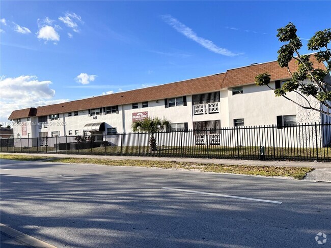 Building Photo - 651 NW 177th St Unit 101 Rental