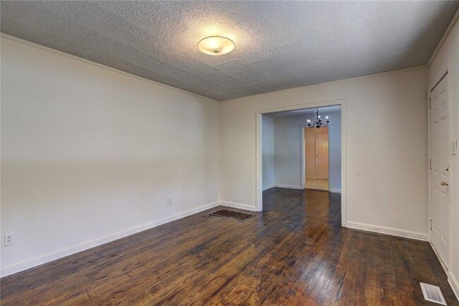 Photo - 2128 Knightsbridge Rd