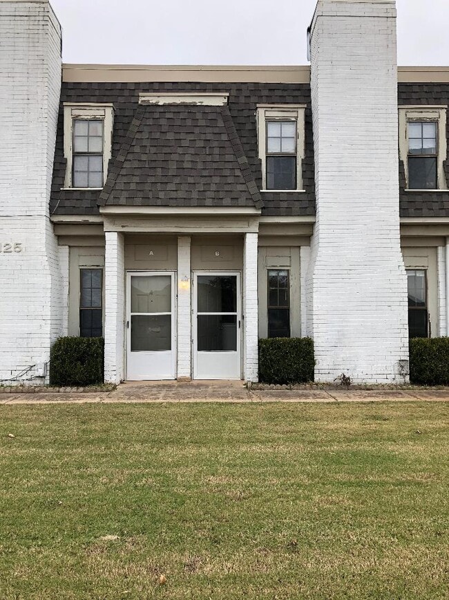 Building Photo - 2125 Beaumont Dr Unit B Rental