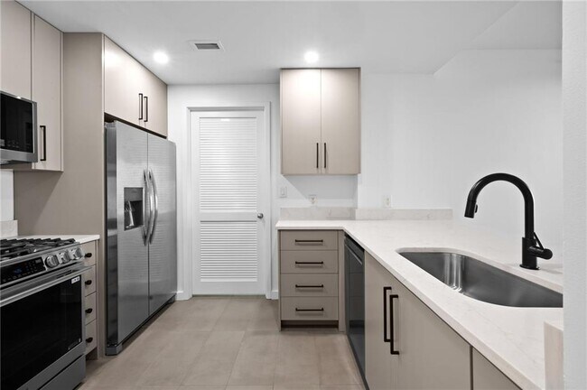 Photo - 3338 Peachtree Rd NE Unidad 1606