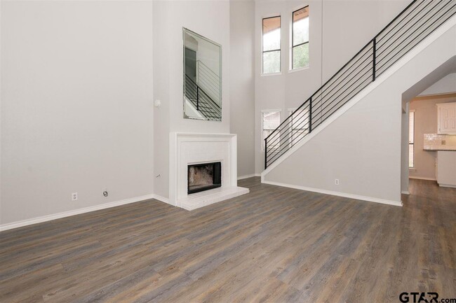 Photo - 5821 Hollytree Dr