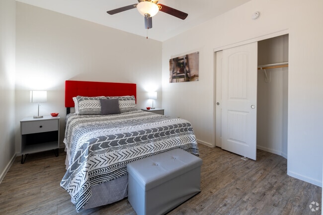 2BR, 2BA - 989SF