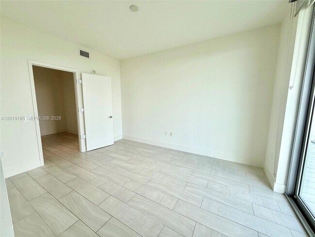 Photo - 2000 Metropica Wy Unit 2003