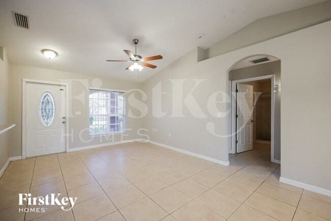 Photo - 652 Keller St E