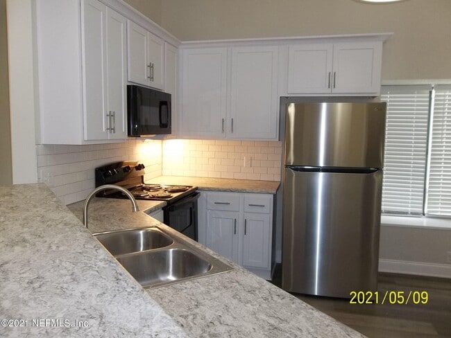 Photo - 8072 Kilwinning Ln