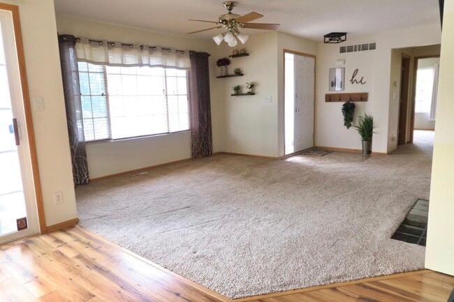 Living room (view from kitchen) - 9817 Suncrest Ln Casa Adosada