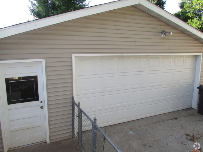 Building Photo - 3 BEDROOM | 2 BATH | DOUBLE CAR GARAGE | W... Rental