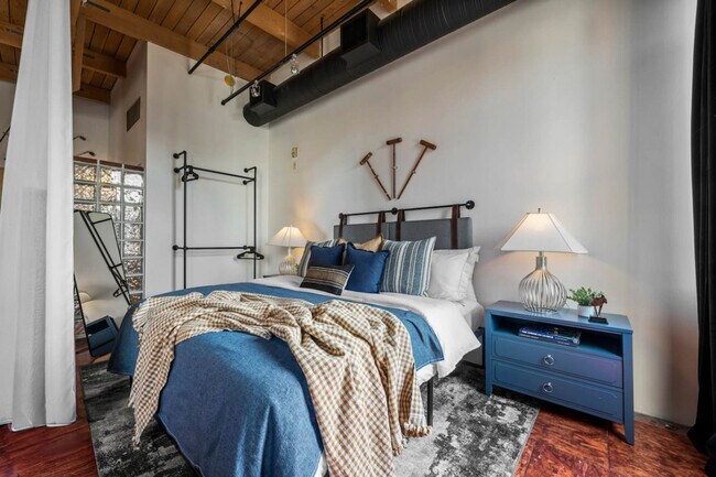 Photo - 10303-10107 107 St NW Unit ID1308645P