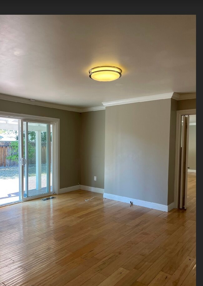 Photo - 2048 Louise Ln