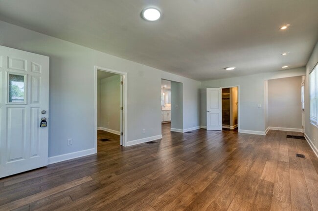 Photo - 8241 Riley St