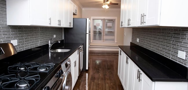 Building Photo - 730 W Roscoe St Unit 2W