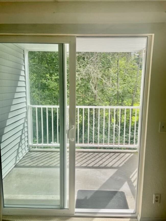 Building Photo - LOCATION, Location, Location Prime Bellevue Condo with Private Balcony