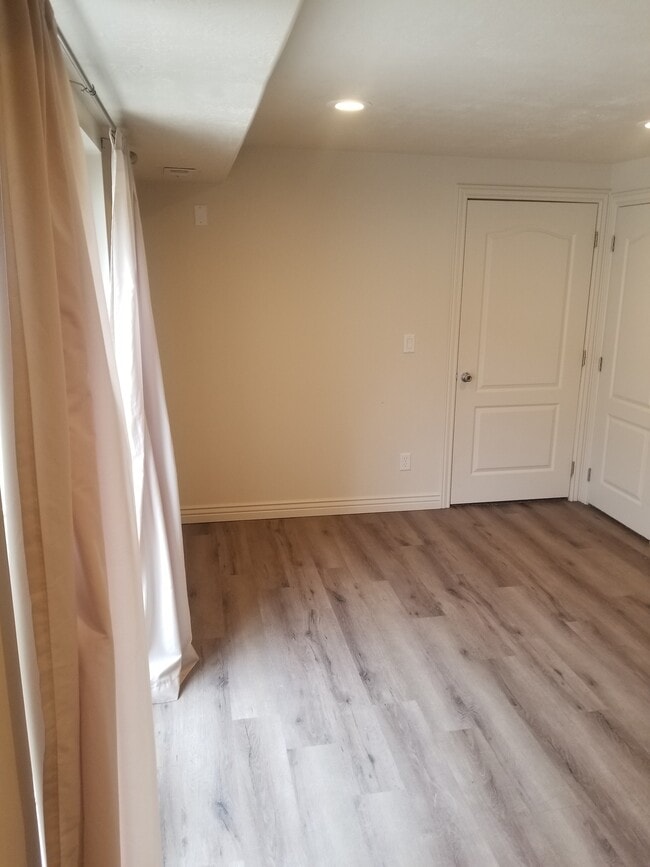 Livingroom 1 - 39 N Archmore St Unit Lake Springs