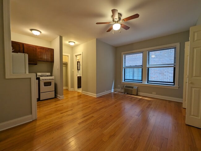 Building Photo - 832 W Wolfram St Unit 837-304