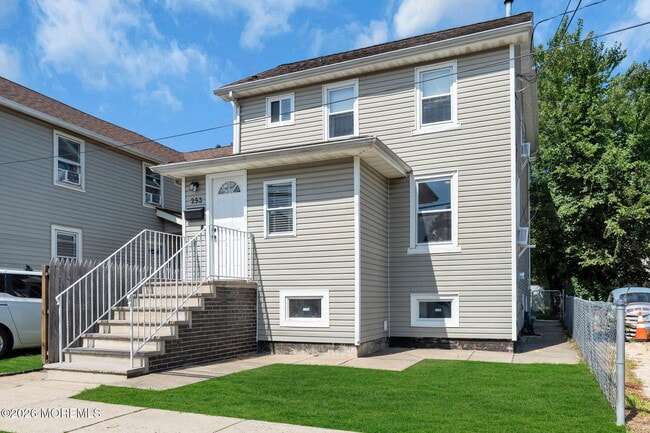 Building Photo - 253 1st St