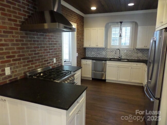 Photo - 1614 Dilworth Rd E