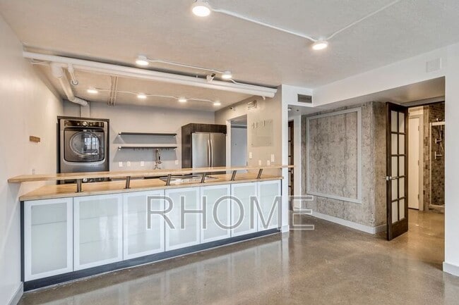 Building Photo - 230 E Broadway Unit #704