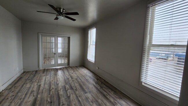 Building Photo - 105 S Harriet Ave Unit 4