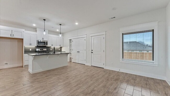 Photo - "Charming 3-Bedroom Retreat with Granite Elegance & Cozy Fireplace in Farmington!"